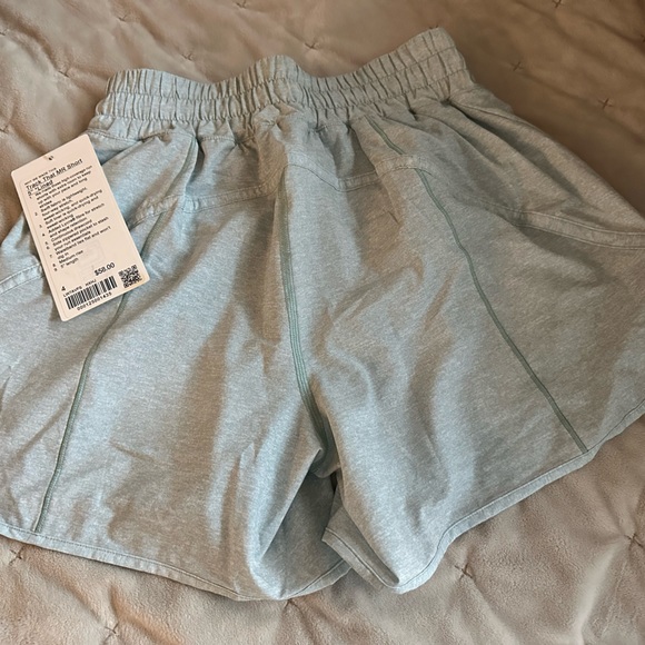 Lululemon Track That MR Shorts 5” Size 4 *NEW with Tags* - Picture 3 of 3